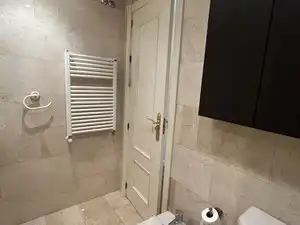 Bathroom of Flat for rent in Madrid  with Air Conditioner, Heating and Parquet flooring