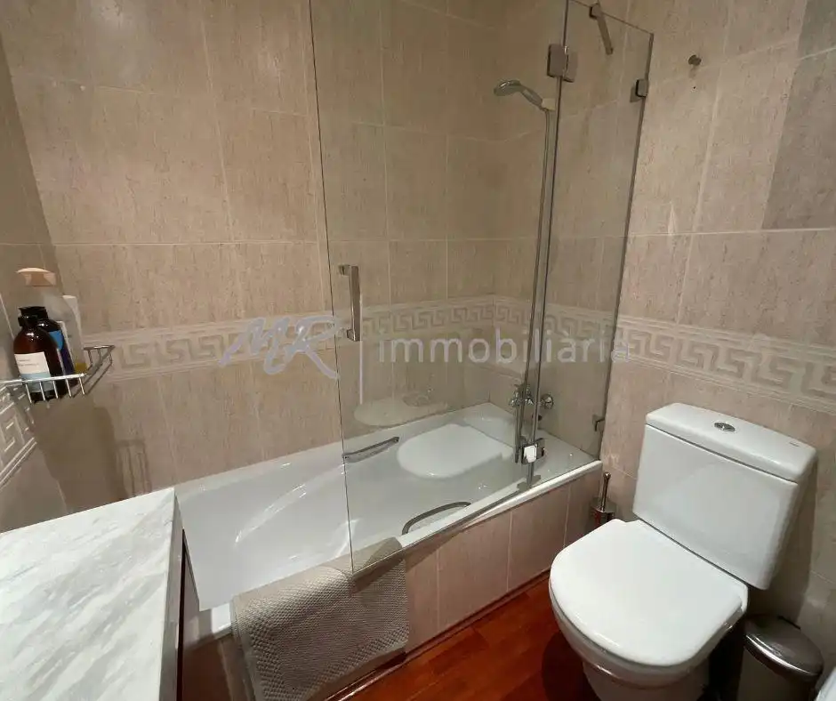 Badezimmer von Dachboden zum Verkauf in Vallromanes mit Heizung, Terrasse und Abstellraum