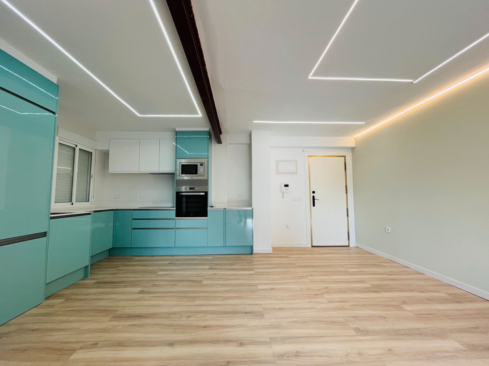 Kitchen of Flat for sale in  Valencia Capital  with Air Conditioner, Oven and Washing machine