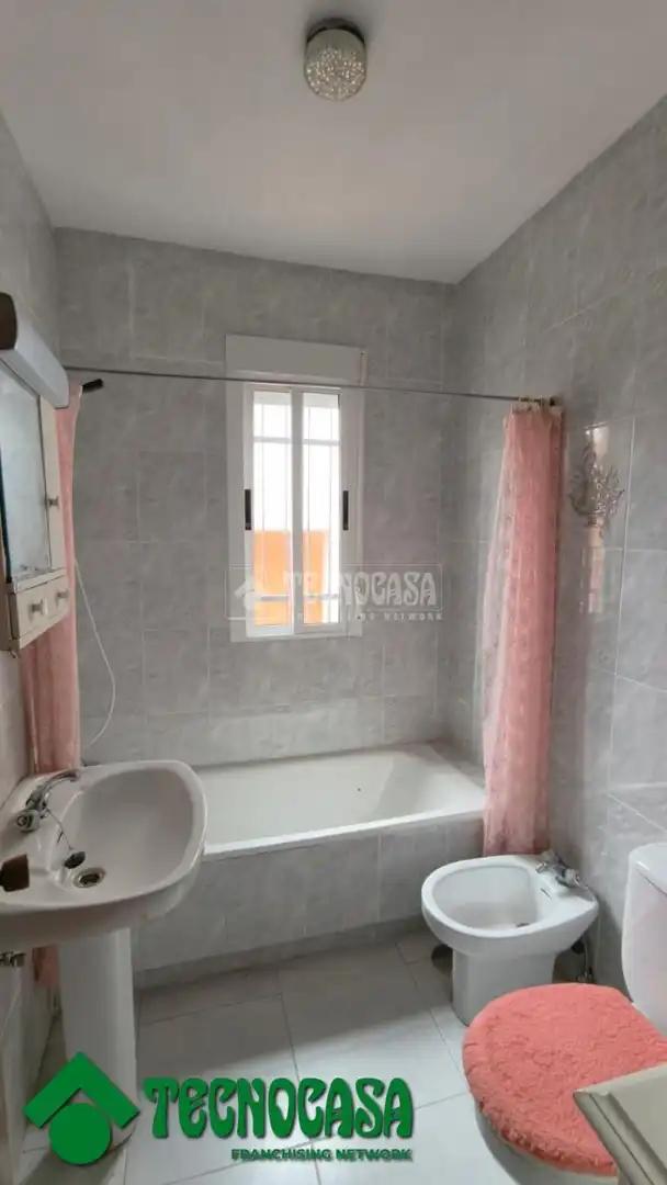 Badezimmer von Einfamilien-Reihenhaus zum Verkauf in La Puebla de Montalbán mit Heizung, Privatgarten und Terrasse