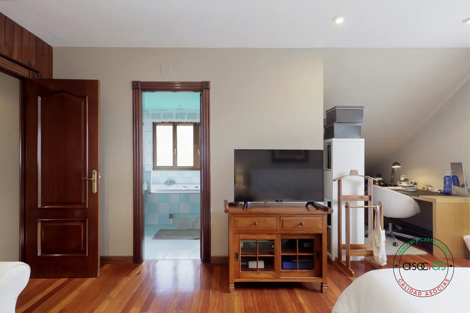 Sala d'estar de Casa adosada en venda en Gijón  amb Calefacció, Jardí privat i Terrassa