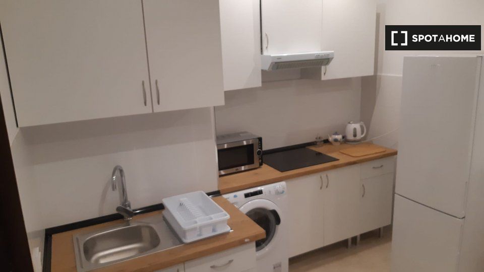 Cuina de Pis de lloguer en  Madrid Capital amb Aire condicionat, Calefacció i Moblat