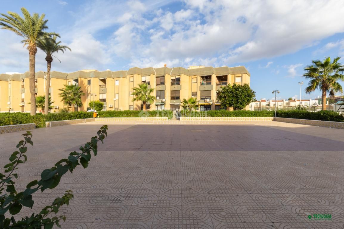 Vista exterior de Pis en venda en  Almería Capital amb Balcó i Piscina comunitària