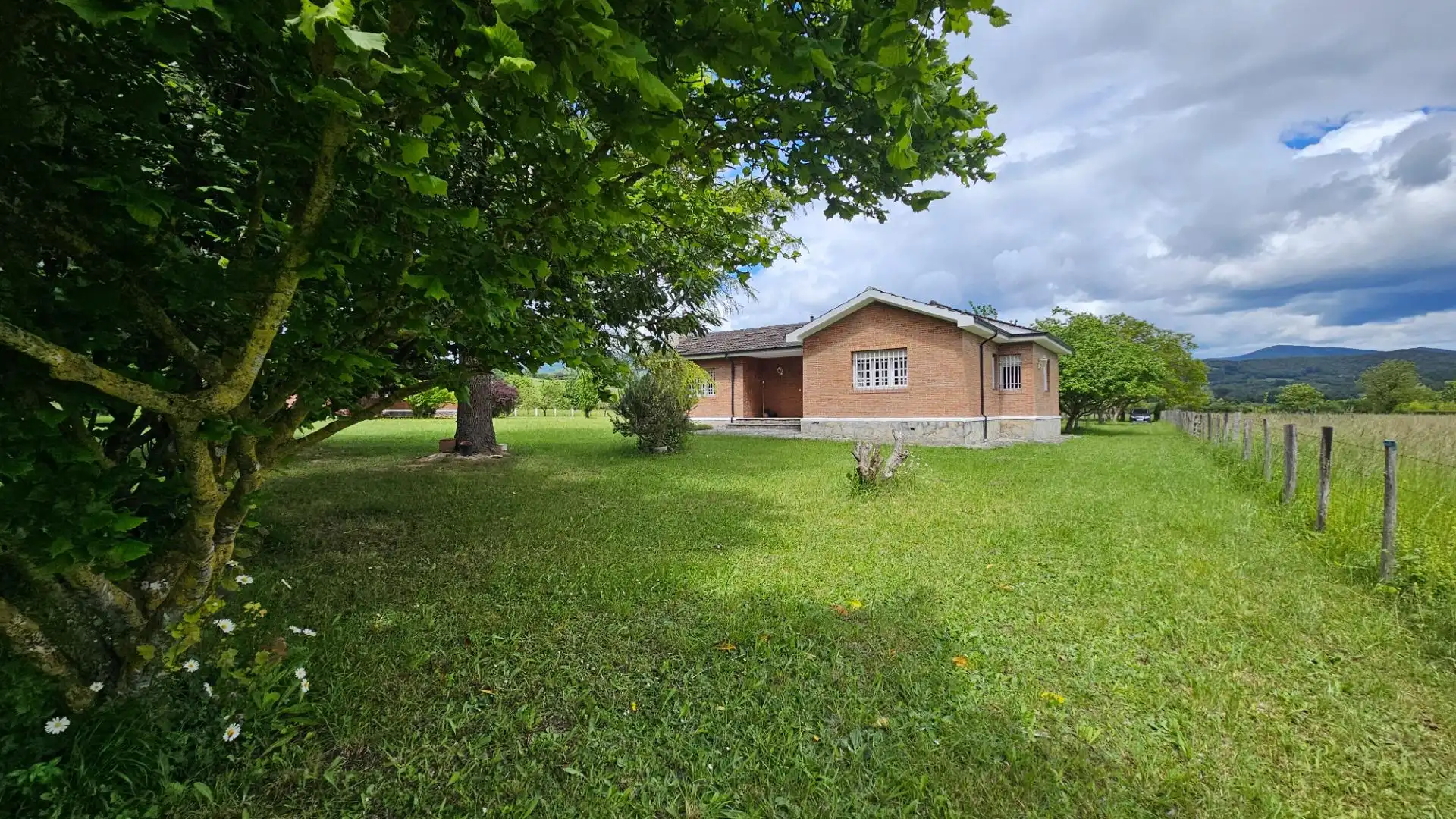 Vista exterior de Casa o xalet en venda en Valle de Mena amb Jardí privat i Terrassa