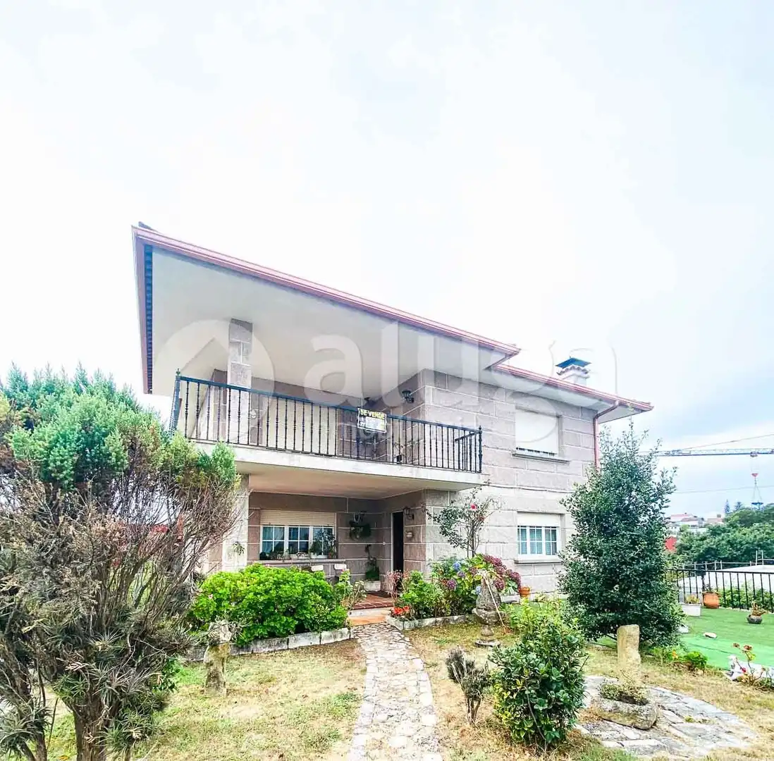 Vista exterior de Casa o xalet en venda en Cangas  amb Calefacció, Jardí privat i Terrassa