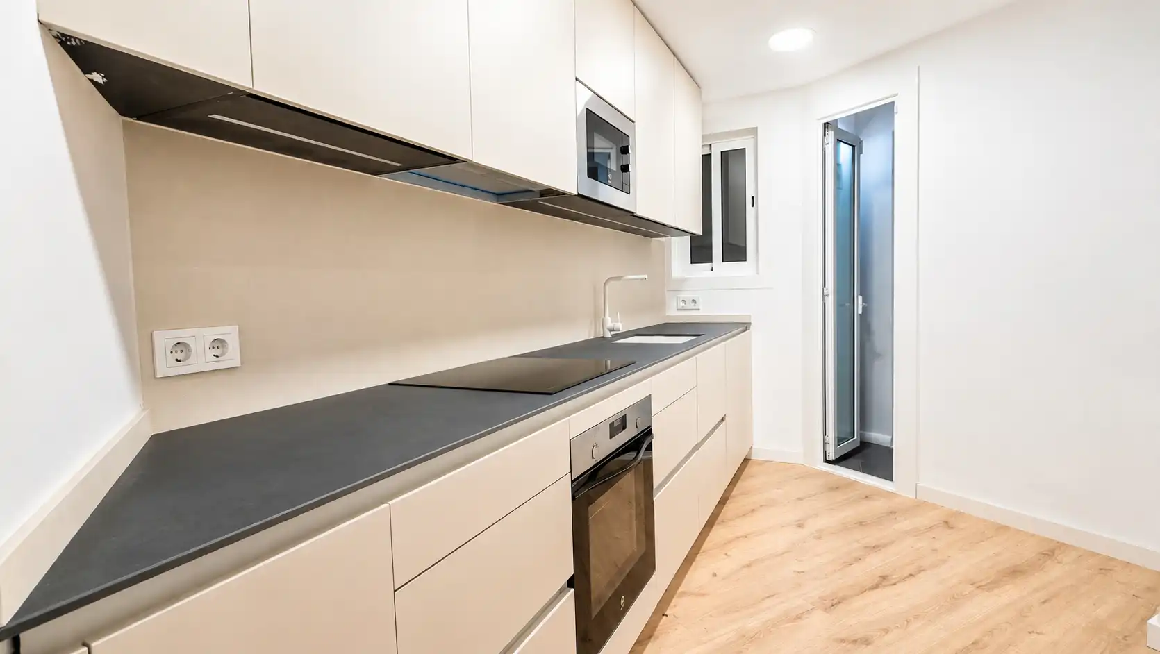 Cuina de Pis en venda en Barcelona amb Aire condicionat, Calefacció i Forn