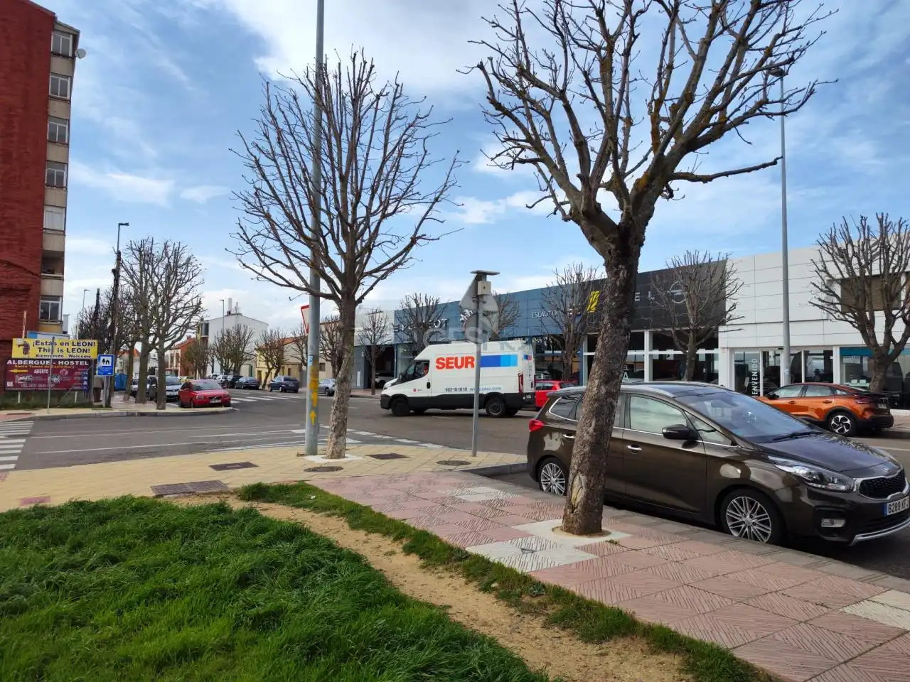 Vista exterior de Casa o xalet en venda en León Capital  amb Jardí privat i Traster
