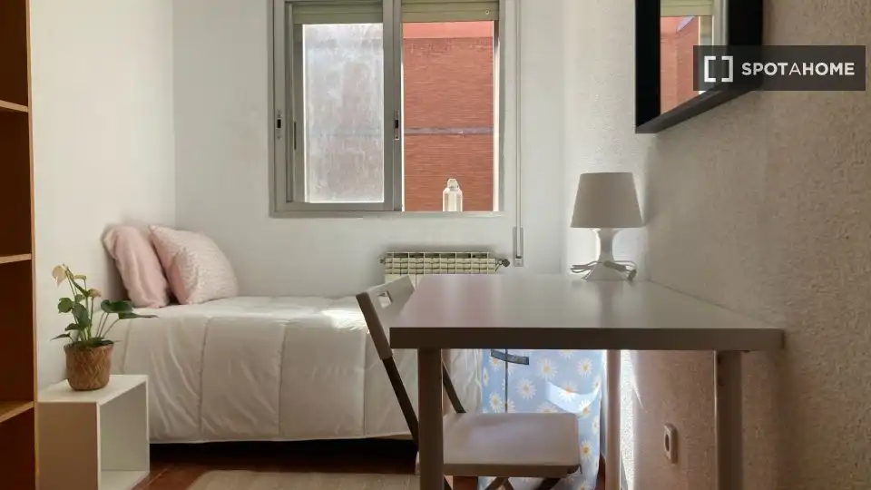 Bedroom of Flat for rent in Madrid  with Air Conditioner, Heating and Furnished