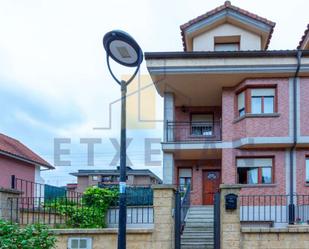 Vista exterior de Casa adosada en venda en Atxondo amb Calefacció, Terrassa i Balcó