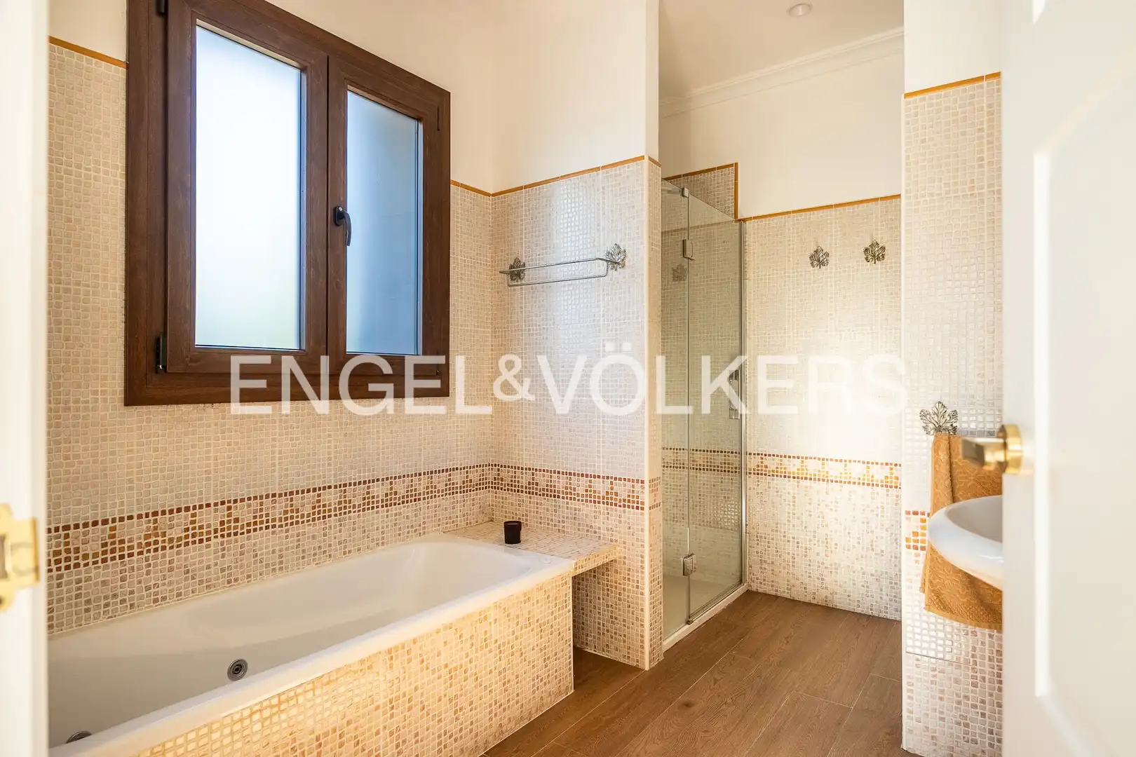 Bathroom of Houses for sale in Valencina de la Concepción  with Air Conditioner, Heating and Private garden