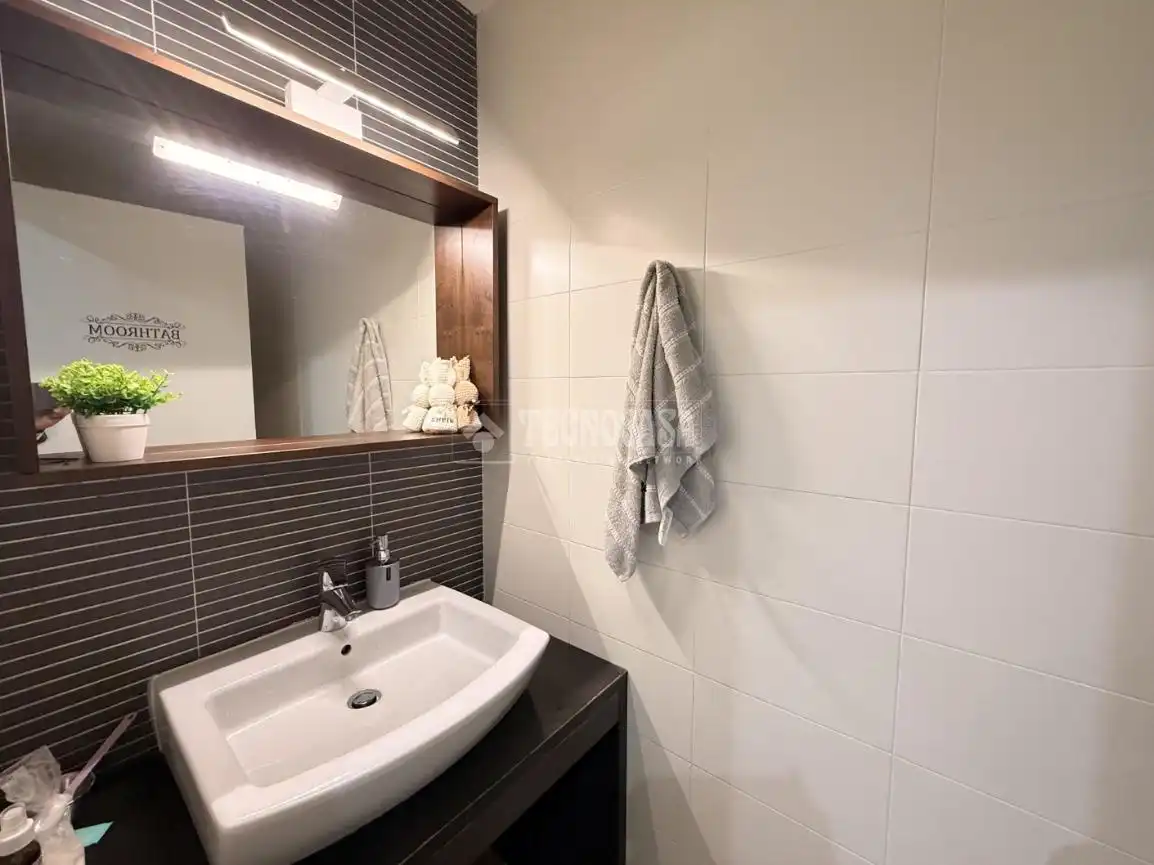 Bathroom of Flat for sale in Madrid  with Air Conditioner, Heating and Alarm