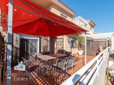 Casa aparellada amb jardí en venda a Guazamara - Los Lobos