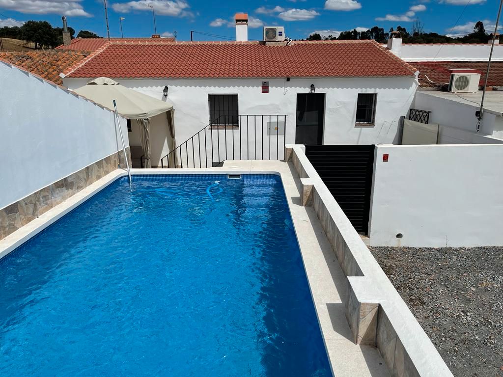 Piscina de Casa o xalet en venda en El Almendro amb Aire condicionat, Terrassa i Piscina