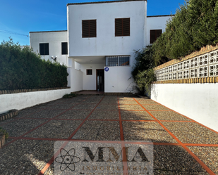 Vista exterior de Casa adosada en venda en Moguer amb Terrassa