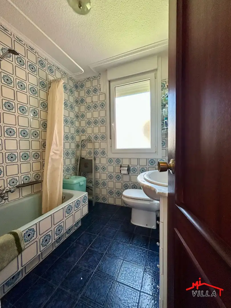 Bathroom of Flat for sale in Laredo  with Heating, Terrace and Balcony