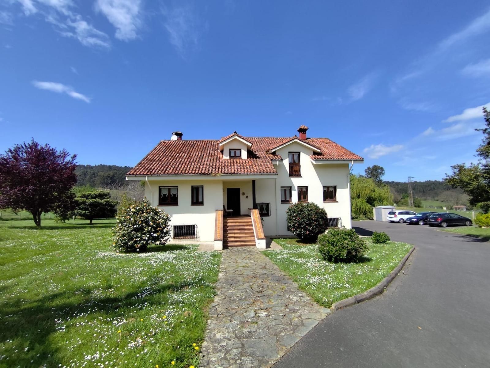 Vista exterior de Casa o xalet en venda en Castrillón amb Jardí privat, Terrassa i Traster