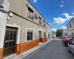 Vista exterior de Casa adosada en venda en Puertollano amb Jardí privat i Terrassa