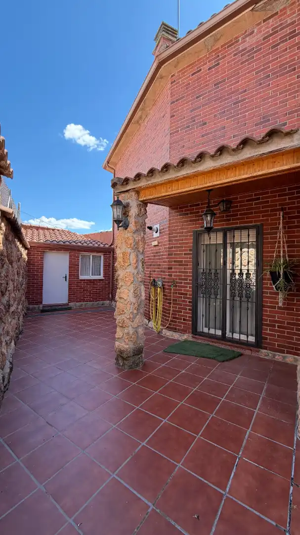 Vista exterior de Casa o chalet en venta en Campo Real con Aire acondicionado, Calefacción y Jardín privado