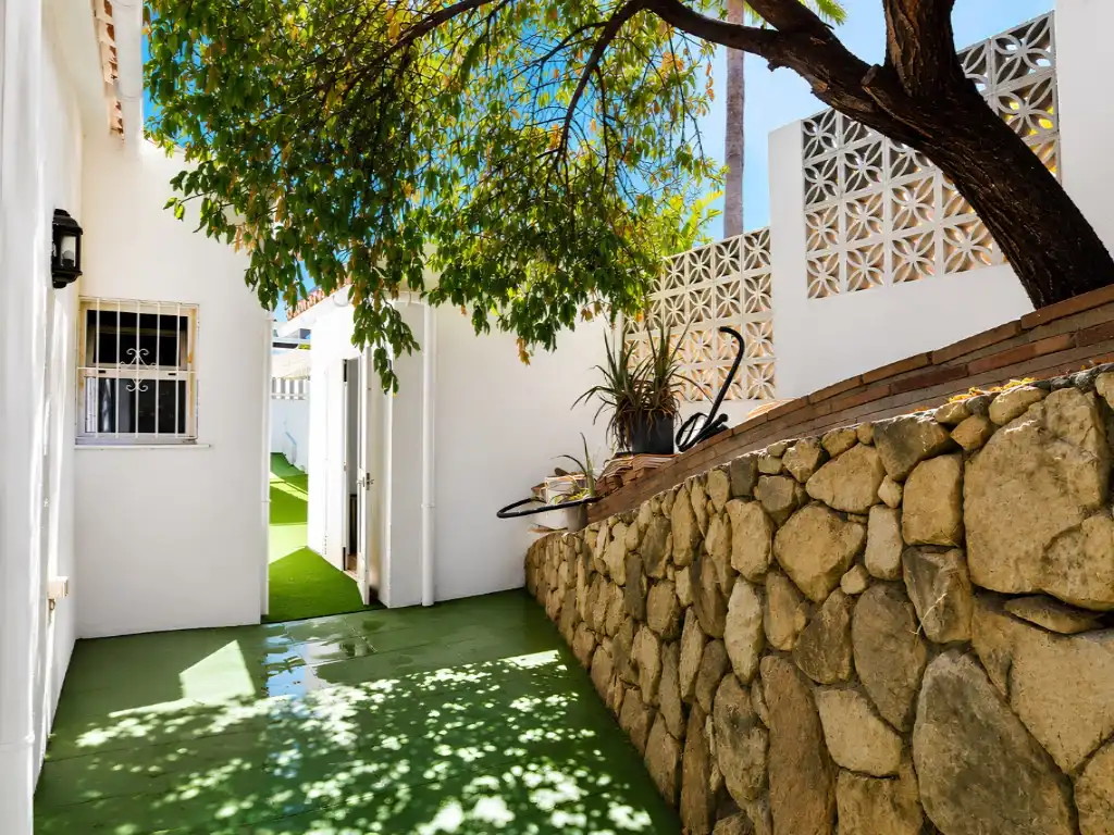 Vista exterior de Casa o xalet en venda en Fuengirola amb Jardí privat, Terrassa i Balcó