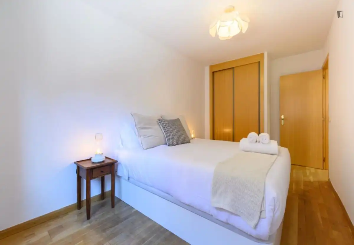 Dormitori de Apartament de lloguer en Madrid amb Aire condicionat, Calefacció i Moblat