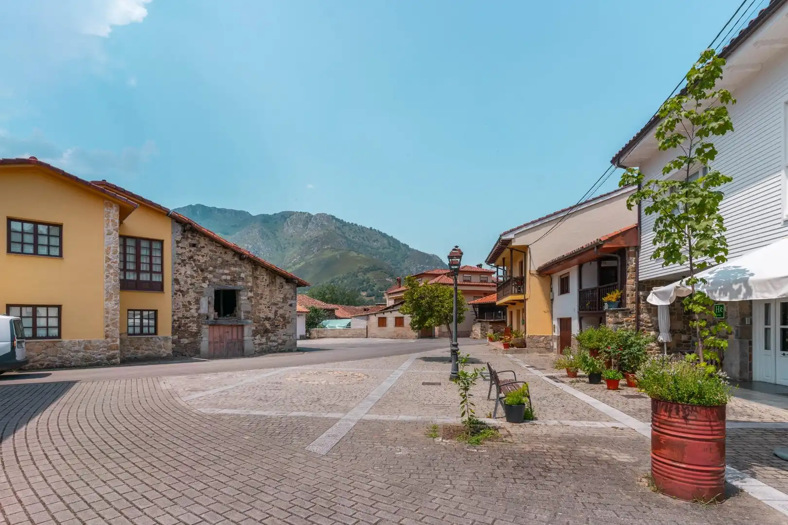 Vista exterior de Casa o xalet en venda en Sobrescobio amb Jardí privat, Terrassa i Traster