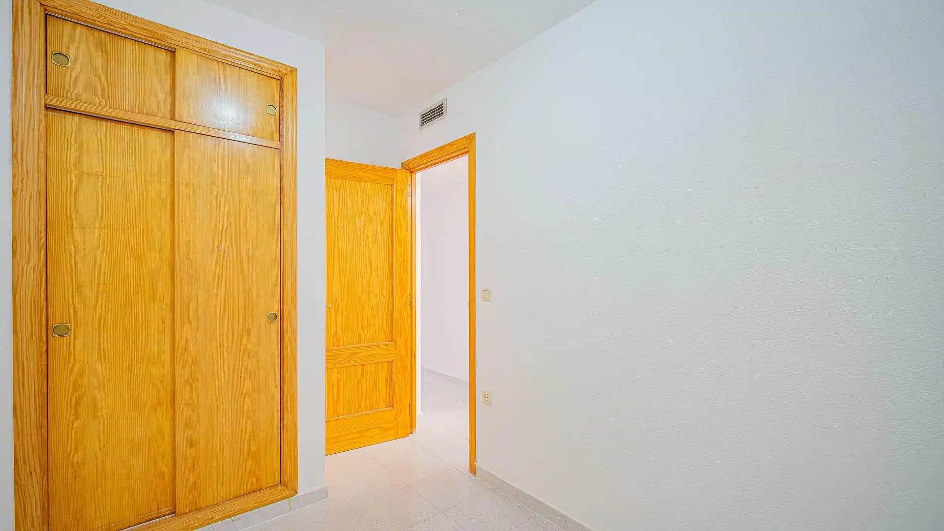 Wohnung zum Verkauf in Torrevieja mit Klimaanlage, Heizung und Privatgarten