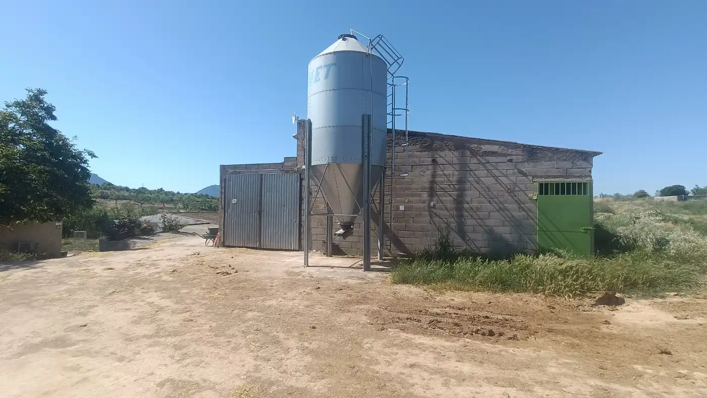 Vista exterior de Nau industrial en venda en Marçà