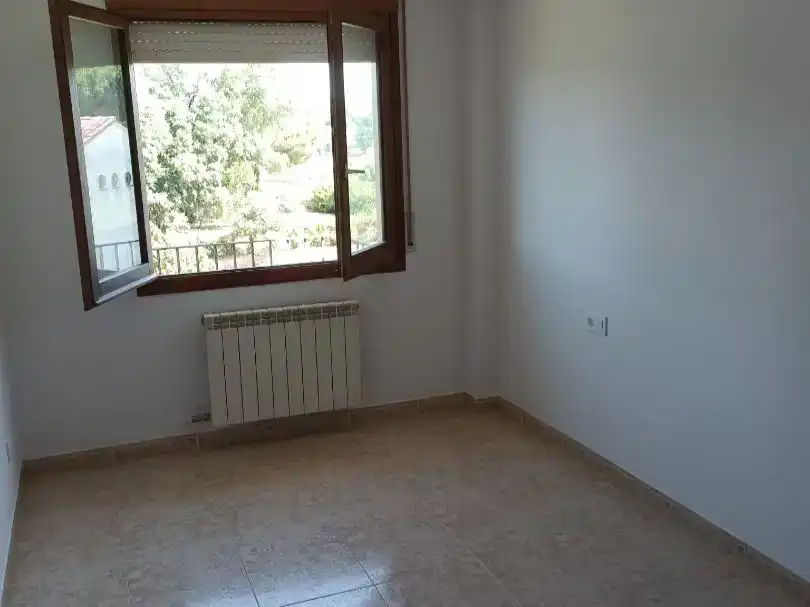 Schlafzimmer von Wohnung zur Miete in Castellcir mit Balkon
