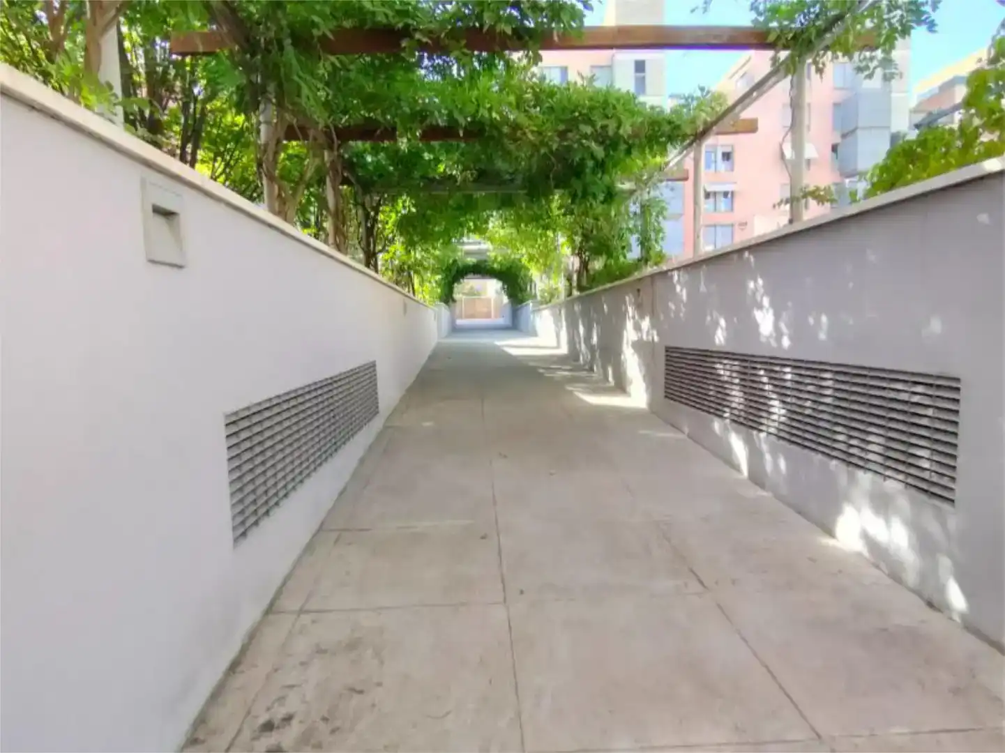 Exterior view of Flat for share in Fuencarral - El Pardo