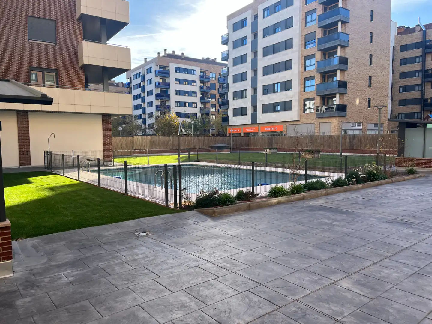 Swimming pool of Attic for rent in  Logroño  with Air Conditioner, Heating and Parquet flooring