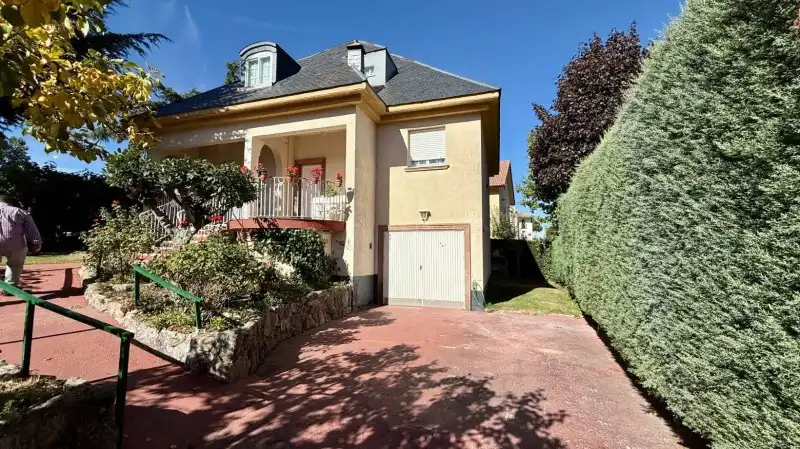 Vista exterior de Casa o xalet en venda en El Espinar amb Calefacció, Jardí privat i Parquet