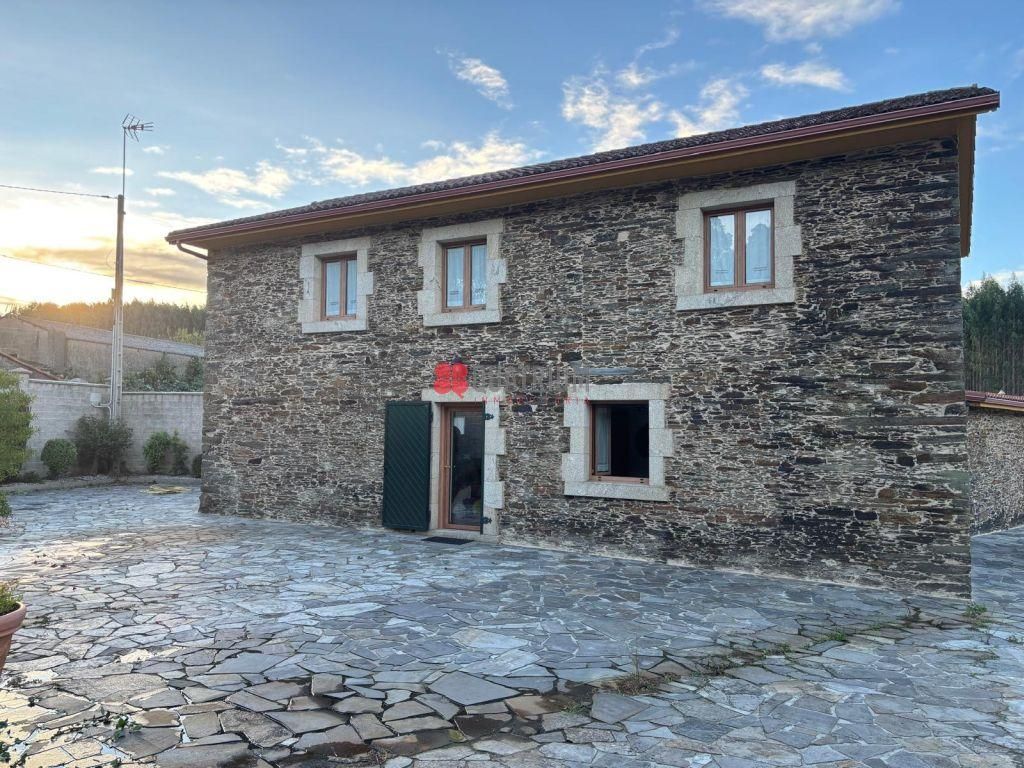Vista exterior de Casa o xalet en venda en Oroso amb Jardí privat, Terrassa i Traster