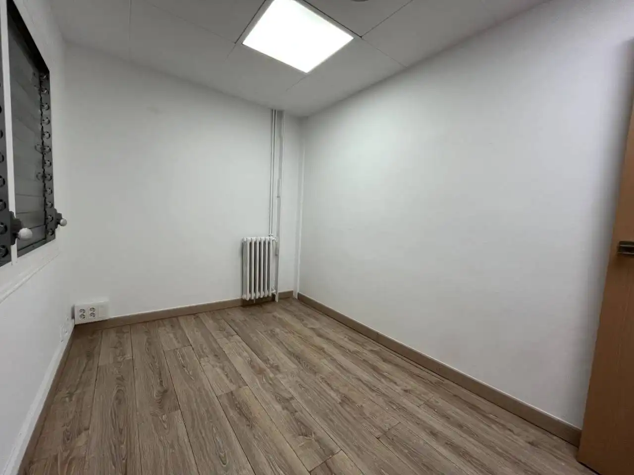 Büro zur Miete in Barcelona mit Klimaanlage, Heizung und Alarm