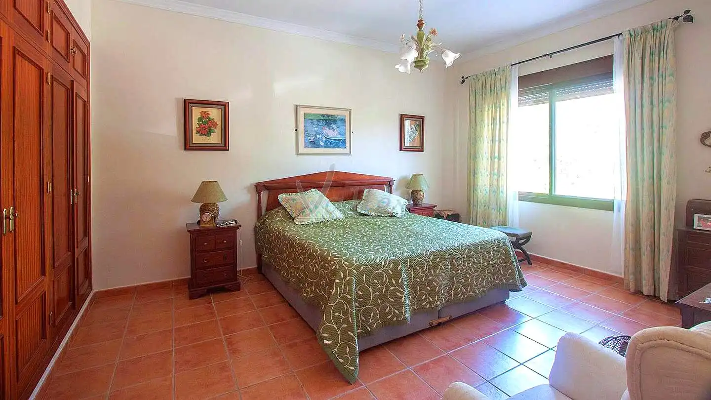 Dormitori de Finca rústica en venda en Estepona amb Jardí privat, Terrassa i Traster