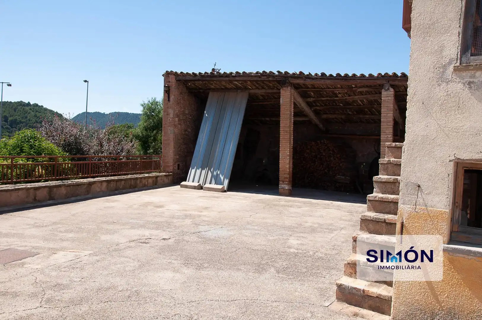 Vista exterior de Finca rústica en venda en Manresa amb Jardí privat, Terrassa i Traster