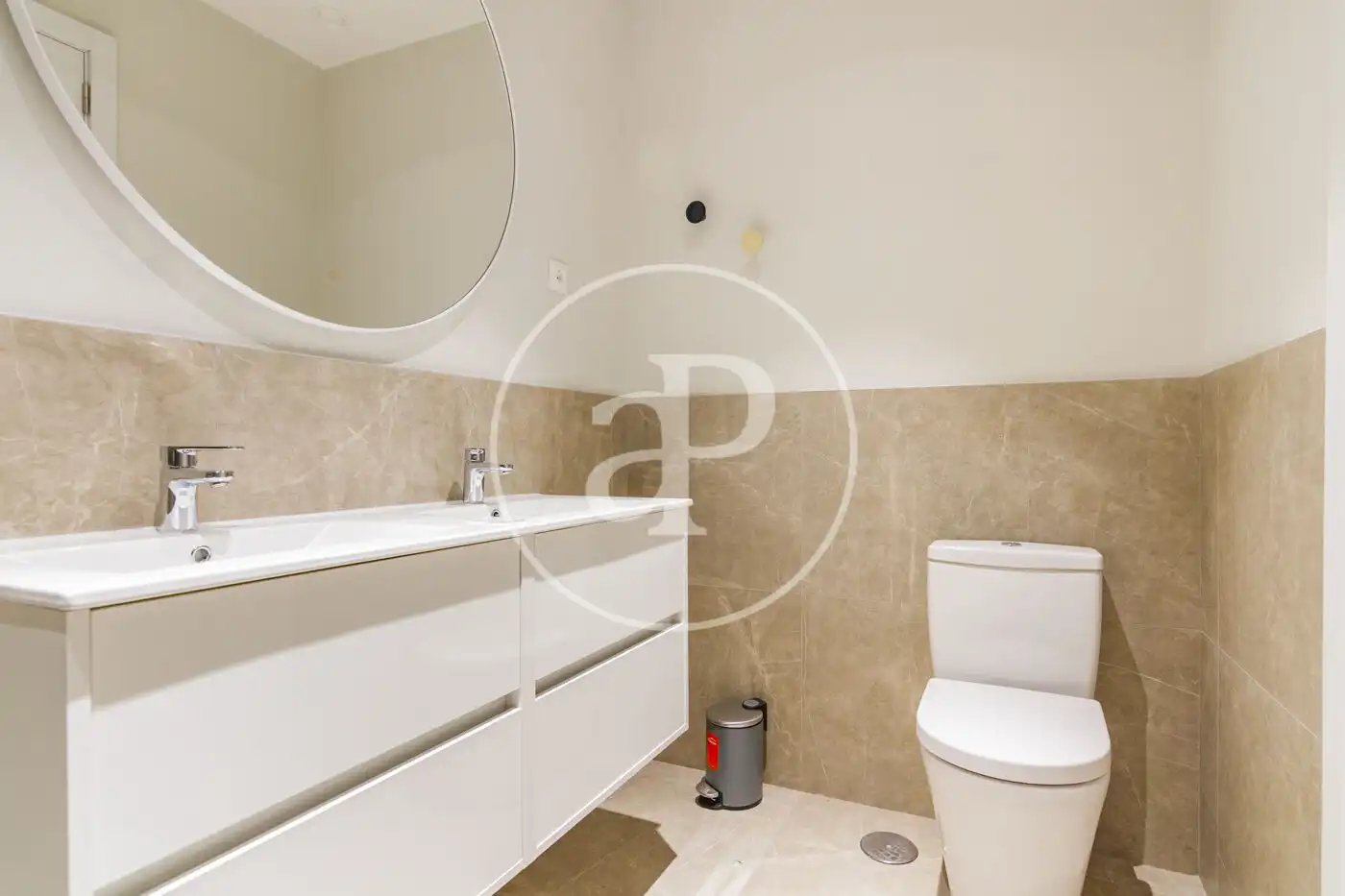 Bathroom of Flat for rent in Madrid  with Air Conditioner, Heating and Furnished
