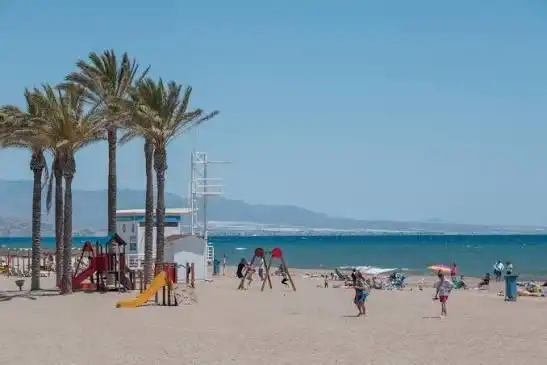 Vista exterior de Casa o xalet en venda en Roquetas de Mar amb Aire condicionat, Calefacció i Jardí privat