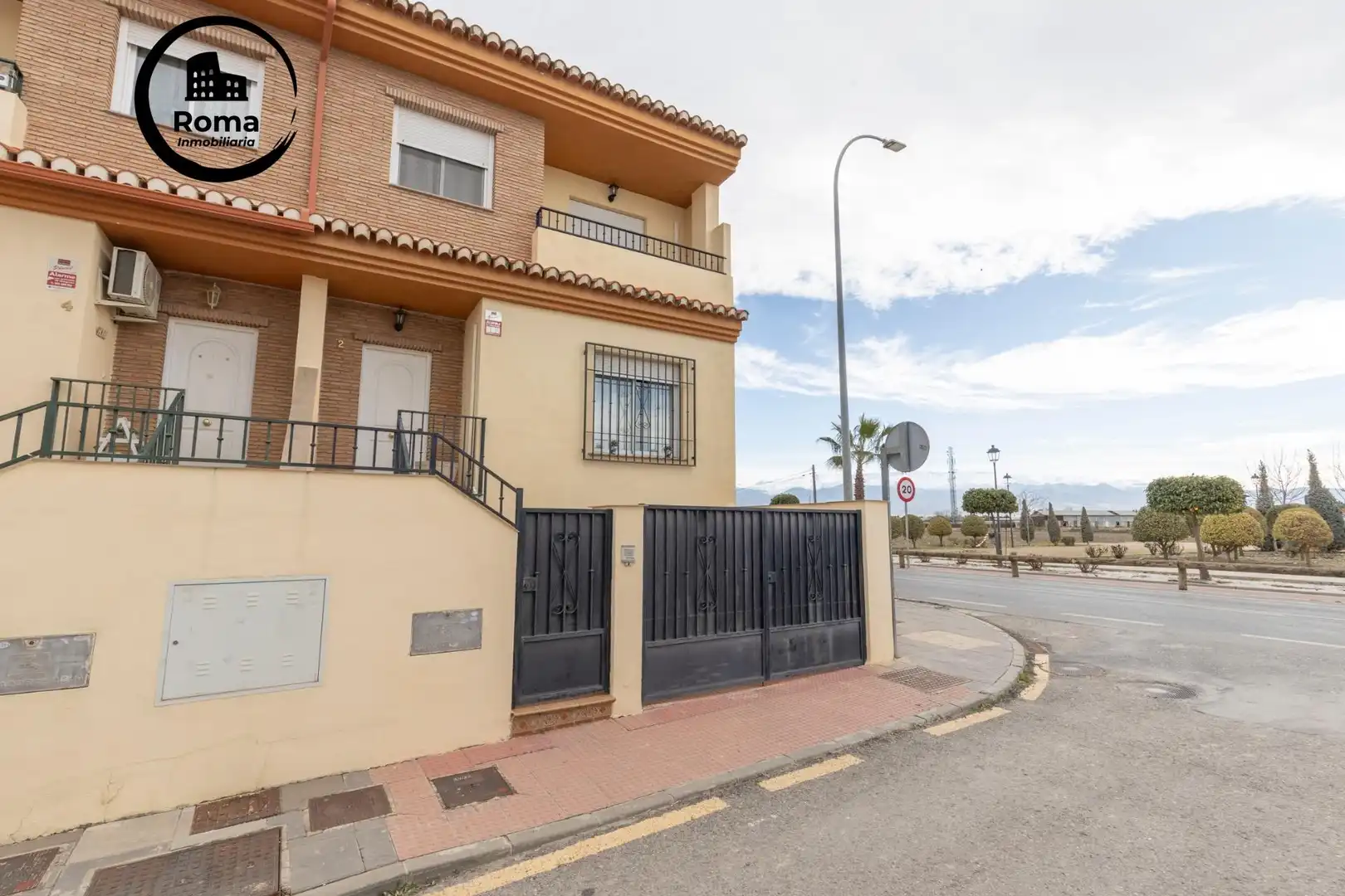 Außenansicht von Einfamilien-Reihenhaus zum Verkauf in Vegas del Genil mit Klimaanlage, Heizung und Terrasse