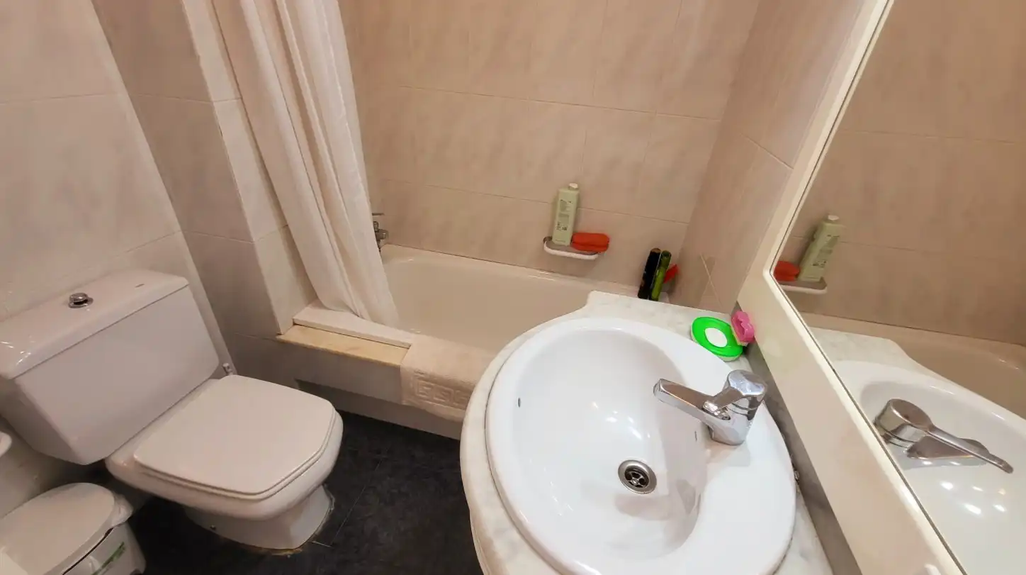 Baño de Piso en venta en Nigrán con Terraza, Trastero y Balcón