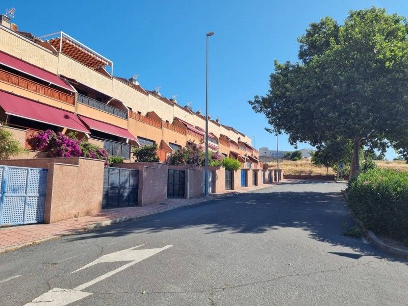 Vista exterior de Casa o xalet en venda en Plasencia amb Calefacció, Jardí privat i Terrassa