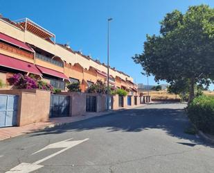 Vista exterior de Casa o xalet en venda en Plasencia amb Calefacció, Jardí privat i Terrassa