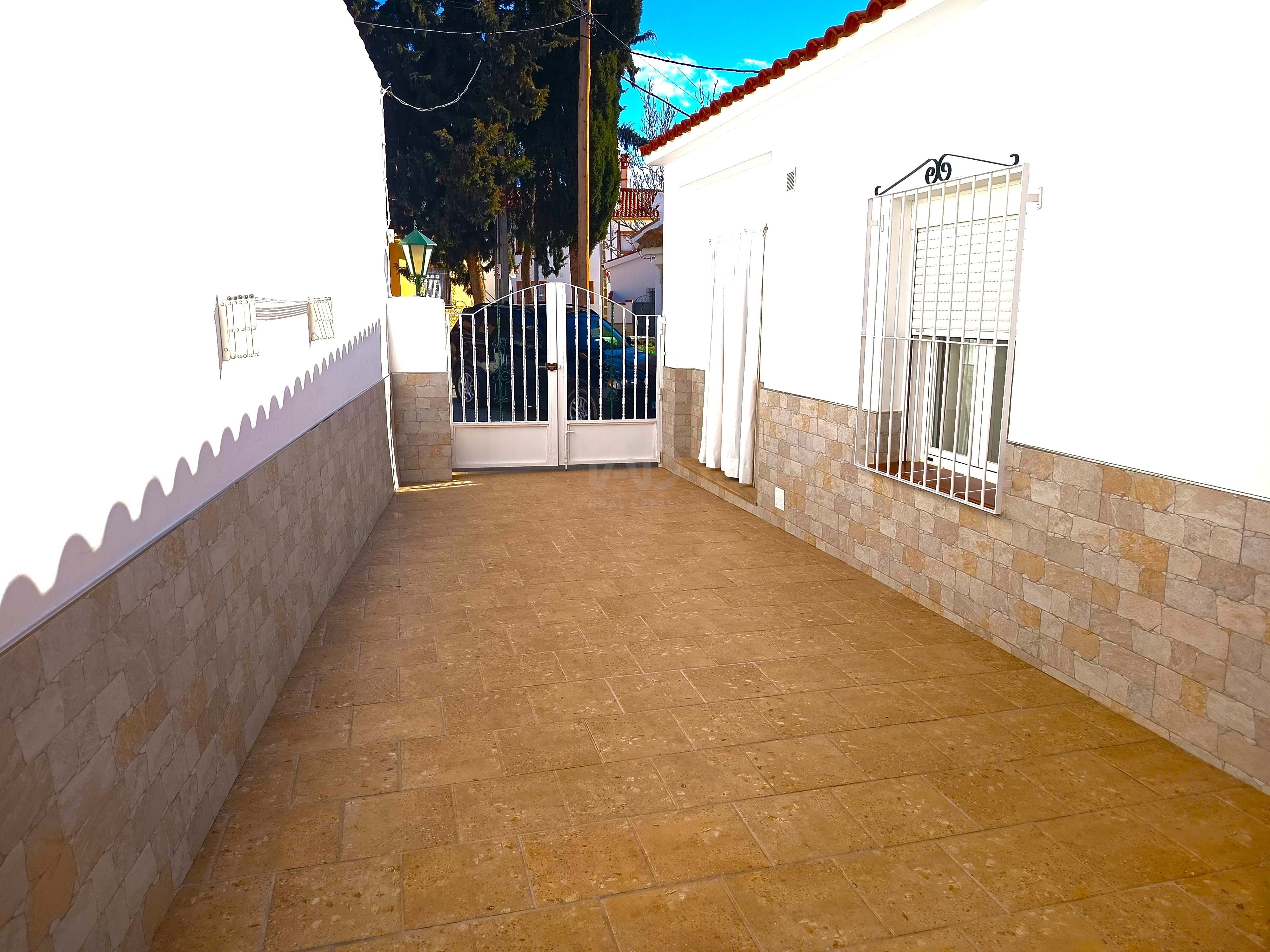 Vista exterior de Casa o chalet en venta en Benalúa con Calefacción