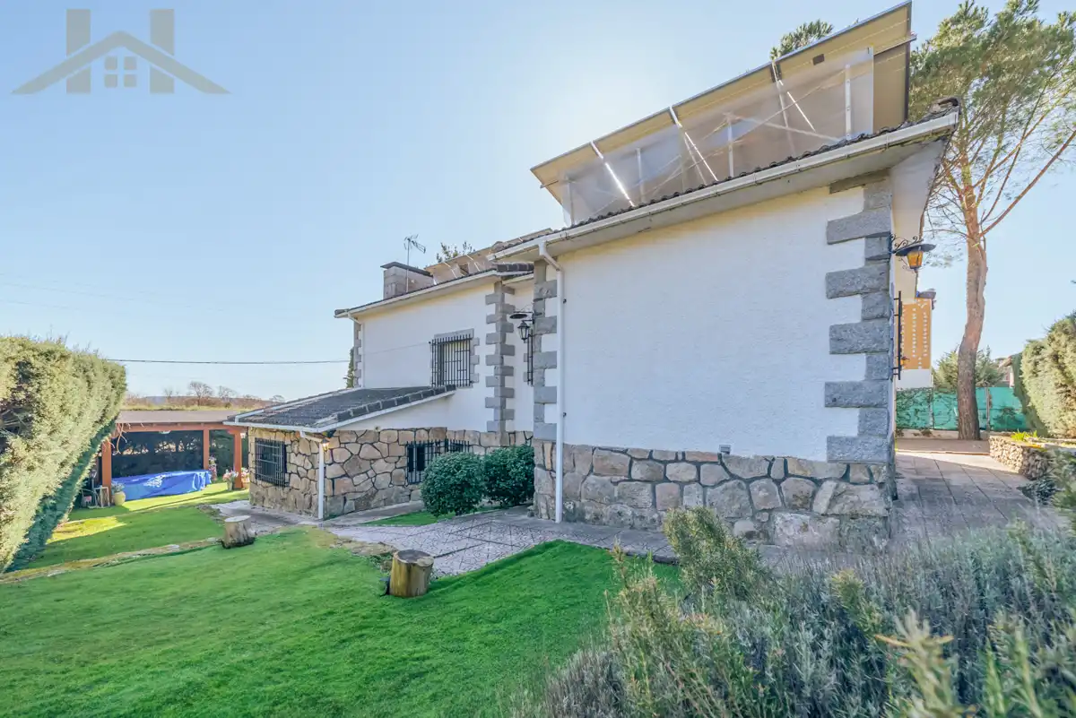Vista exterior de Casa o xalet en venda en Manzanares El Real amb Jardí privat, Terrassa i Traster
