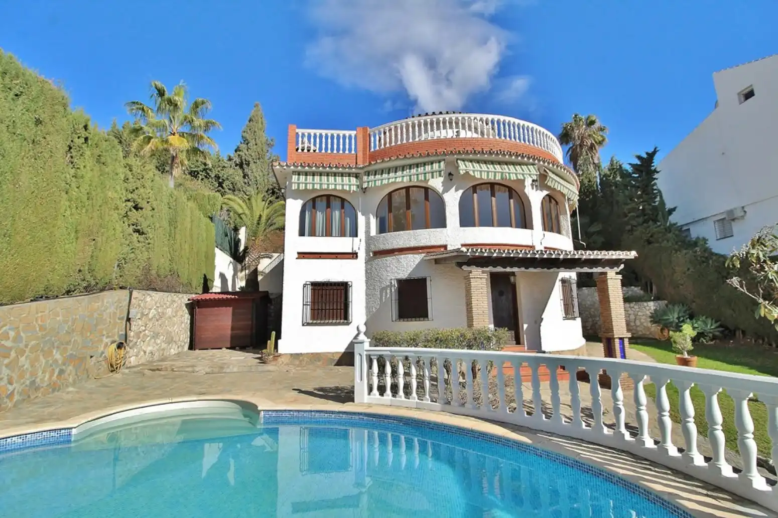 Vista exterior de Casa o xalet en venda en Rincón de la Victoria amb Aire condicionat, Jardí privat i Terrassa