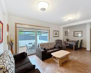 Sala d'estar de Dúplex en venda en Cangas  amb Terrassa