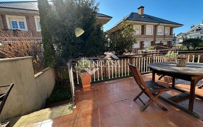 Terrassa de Casa adosada en venda en Laredo amb Jardí privat, Traster i Forn