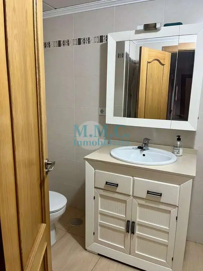 Baño de Piso en venta en Roquetas de Mar con Aire acondicionado, Terraza y Amueblado