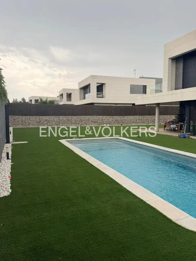 Piscina de Casa o chalet de alquiler en Majadahonda con Aire acondicionado, Calefacción y Jardín privado