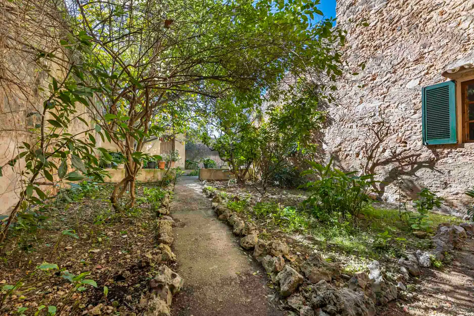 Jardín de Casa adosada en venta en Santa María del Camí con Jardín privado, Trastero y Amueblado