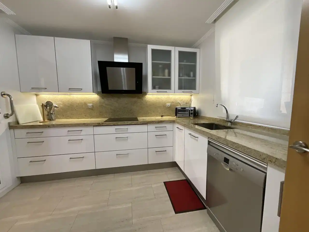 Cuina de Casa adosada en venda en Cirueña amb Calefacció, Jardí privat i Parquet
